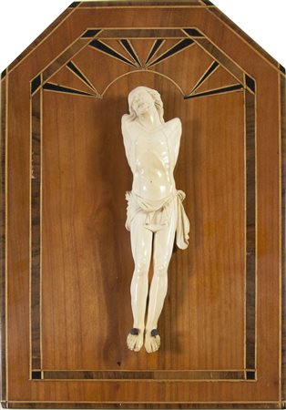 Crocifisso in avorio finemente scolpito, su piastra in legno intarsiato. H....