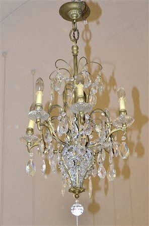 Lampadario in cristallo a 6 luci con pendenti.