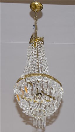 Piccolo lampadario a cupola.