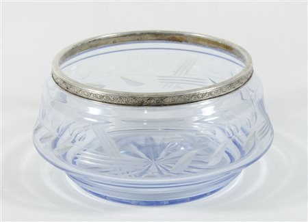 Fruttiera rotonda in cristallo azzurro con bordo in argento sbalzato. Diam....