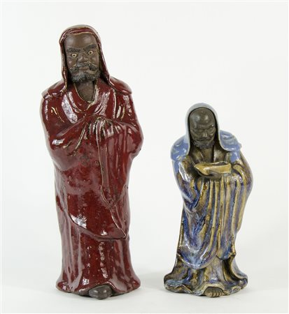 Lotto di 2 santoni in terracotta. H. max cm. 38.