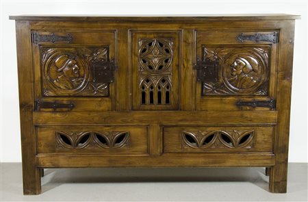 Grande credenza in legno a 2 ante e 2 cassetti, ante scolpite con volto di...