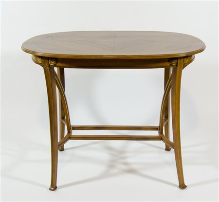 Tavolo ovale in legno chiaro su gambe mosse. Epoca Liberty.