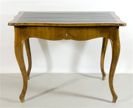 Scrivania rettangolare con piano sagomato rivestito in cuoio e cassetto...