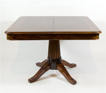 Tavolo quadrato allungabile con piano intarsiato. cm. 75x112x155 (aperto).