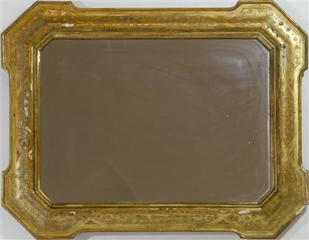 Specchiera rettangolare sagomata con cornice dorata. cm. 92x73.