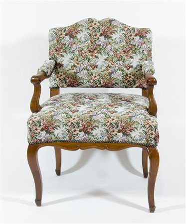 Poltrona con braccioli, seduta e schienale in stoffa floreale.