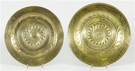 Lotto di 2 antichi elemosinieri in ottone dorato lavorato. Diam. max cm. 45.