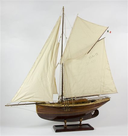 Modello di cutter in legno di mogano con motore in legno, metallo, corda e...