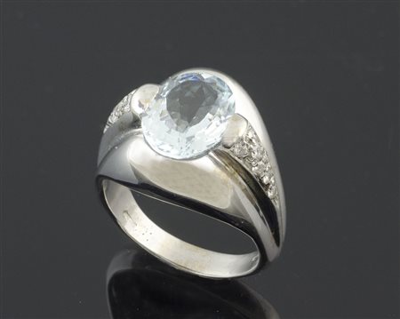 Anello in oro bianco con acquamarina per ct 3,60 e diamanti taglio brillante...