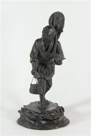 Grande scultura in bronzo a patina scura raffigurante personaggio orientale,...