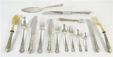 Servizio di posate in argento per 12 persone composto da 112 pezzi. (un...