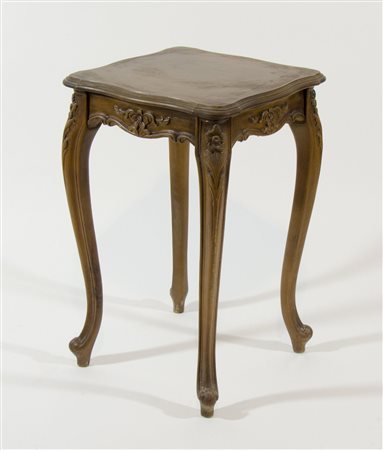 Tavolino con piano quadrato su alte gambe mosse.