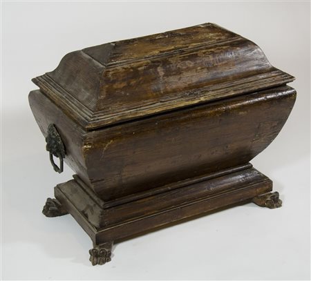 Piccola cassa in legno.