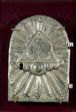 Portella di tabernacolo in metallo argentato lavorato a sbalzo con simboli...