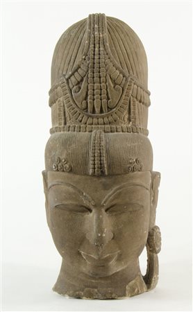Scultura in pietra raffigurante testa orientale. H. cm. 40.