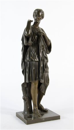 Scultura in bronxo a patina marrone raffigurante figura di donna. H. cm. 43.