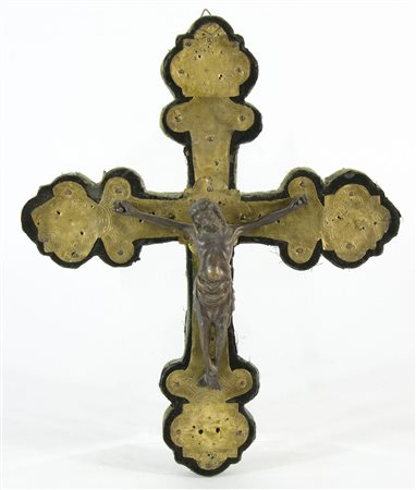 Scultura in brono a patina marrone raffigurante Cristo crocifisso, su base in...