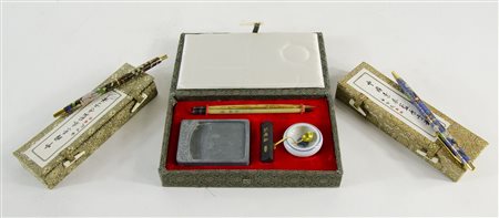 Lotto di 3 oggetti decorati a motivi orientali tra cui due penne.