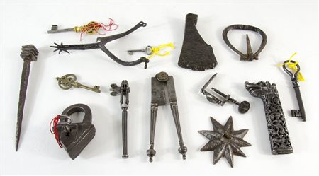 Lotto di vari pezzi antichi in ferro battuto tra cui chiodo, sperone e chiavi.