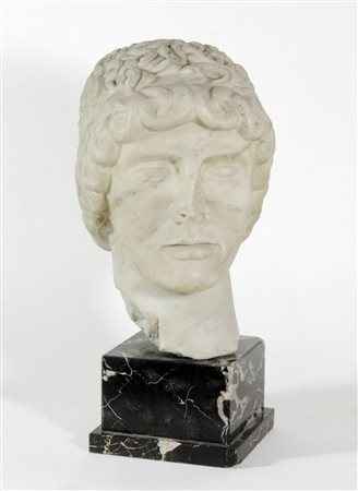 Lotto di 2 antiche teste, una in marmo e l'altra in pietra. Epoche varie.