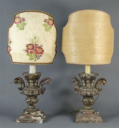 Paio di portapalme in legno trasformati a lampade.