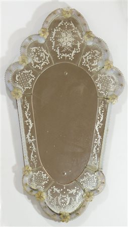 Specchiera di Murano sagomata. cm. 96x56. (mancanza)