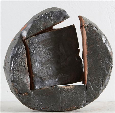 SPAGNULO GIUSEPPE (n. 1936) Senza titolo. Gres. Cm 15,00 x 17,00 x 9,00....