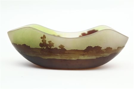 EMILE GALLE'Una coppa in vetro cammeo, inizi '900. Firmata. Cm 10 (h) x 29 x 11.