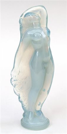 SABINO Figura di danzatrice, anni '20. Vetro opalescente stampato. Marcata...