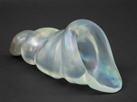 SEGUSO VETRI D'ARTEUna conchiglia, anni '40. Vetro massiccio opalescente con...