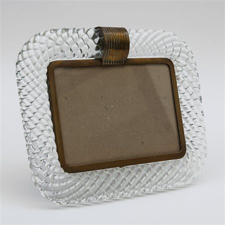 UN PORTA RITRATTI, anni '40. Ottone, vetro ritorto. Cm 20 x 25.