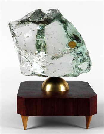 SAINT GOBAIN (Editore)Una scultura, anni '60. Cristallo scalpellato, legno di...