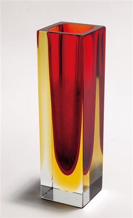 MURANO, anni '70. Un vaso in vetro sommerso e molato. Altezza cm 19,5.