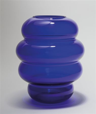 UN VASO IN VETRO SOFFIATO, anni '70. Altezza cm 23.