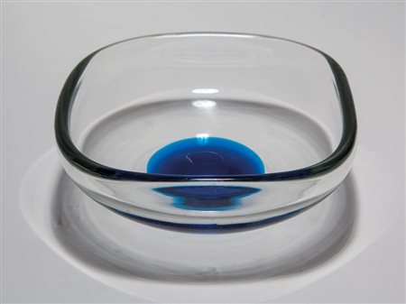 VENINI (Editore)Una coppa in cristallo con una macchia di vetro blu, 1988....