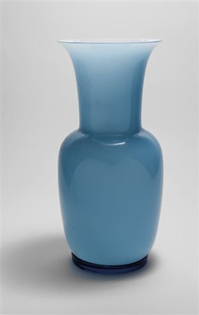 VENINI Un vaso "Opalino", 1985. Marca incisa "venini italia 85". Altezza cm 36.