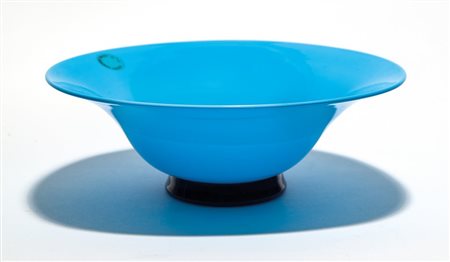 VENINI Una coppa in vetro incamiciato con piede in vetro blu, 1991. Marca...