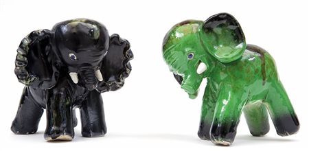 UNA COPPIA DI ELEFANTI Ceramica. Uno marcato "GMP". Altezza cm 16 e 17.