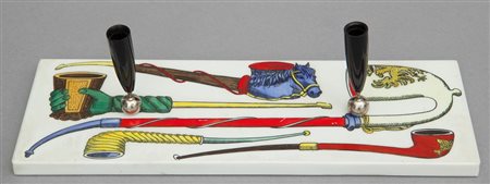 PIERO FORNASETTI Uno stiloforo, anni '60.Vetro opalino serigrafato. Marcato...