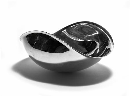 LINO SABATTINI Una coppa "Guscio" per ARGENTERIE SABATTINI, anni '70. Metallo...