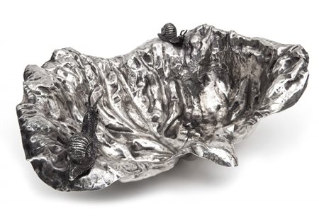 GABRIELLA CRESPI Un centro da tavola, anni '70. Metallo sbalzato argentato,...