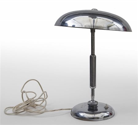 UNA LAMPADA DA TAVOLO, anni '40. Ottone cromato. Altezza cm 41.