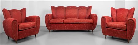 UN DIVANO E DUE POLTRONE, anni '40. Struttura e gambe in legno, imbottiture...