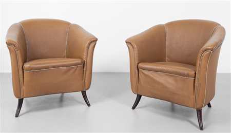 DUE POLTRONE, anni '40. Struttura e gambe in legno, imbottiture rivestite in...