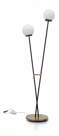 UNA LAMPADA DA TERRA, anni '50 Ottone, tubo di ferro verniciato, vetro...