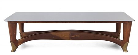 UN TAVOLINO, anni '50. legno di noce, ottone, opalina nera. Cm 35 (h) x 133 x...