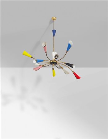 UN LAMPADARIO, anni '50. Ottone, alluminio laccato. Altezza cm 90, diametro...