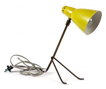 UNA LAMPADA DA TAVOLO O DA PARETE, anni '50. Ottone, alluminio laccato....