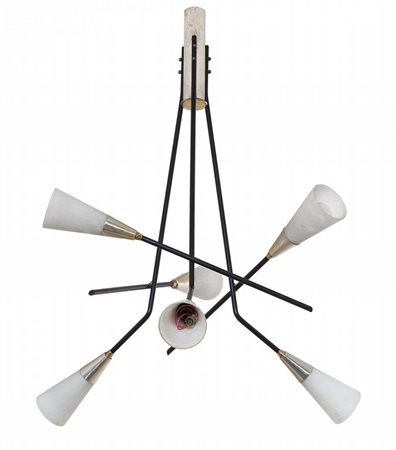 UN LAMPADARIO, anni '50. Tubo di ferro e lamierino verniciati, ottone, vetro...